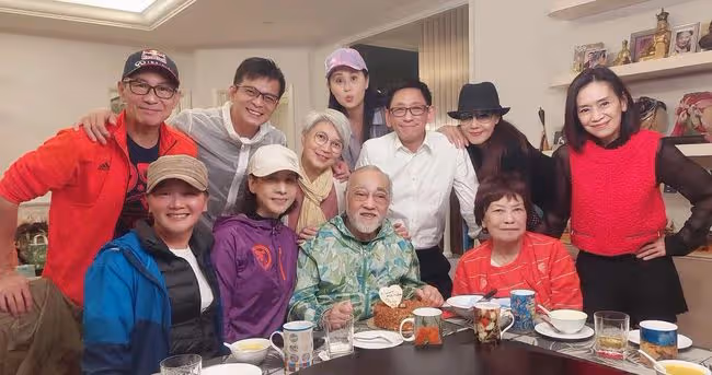 老戲骨80大壽眾星雲集,廖啟智61歲妻子笑容燦爛,已走出喪夫之痛