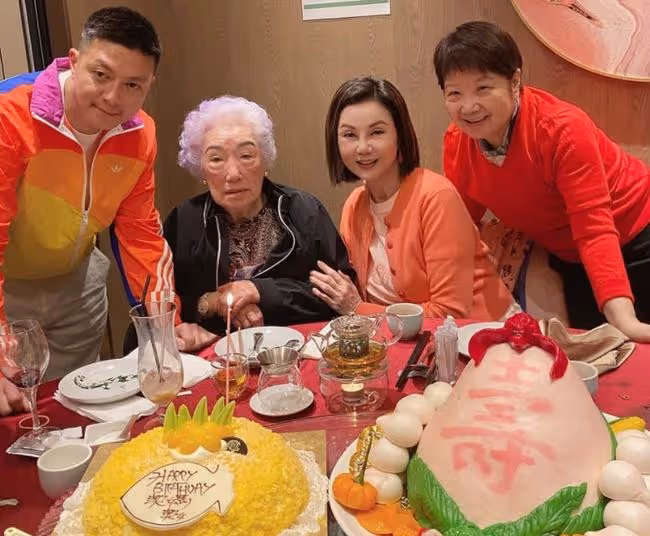林建岳老母97歲大壽,與前兒媳謝玲玲合影感情好,拒絕兒子再娶