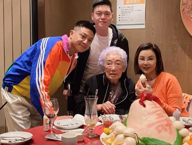 林建岳老母97歲大壽,與前兒媳謝玲玲合影感情好,拒絕兒子再娶
