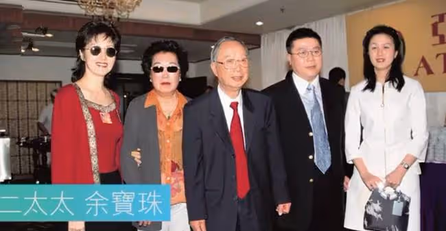 林建岳老母97歲大壽,與前兒媳謝玲玲合影感情好,拒絕兒子再娶