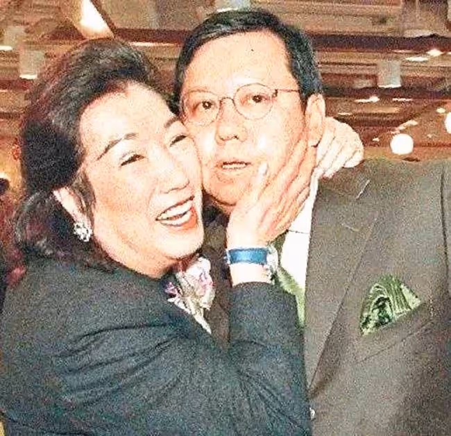 林建岳老母97歲大壽,與前兒媳謝玲玲合影感情好,拒絕兒子再娶