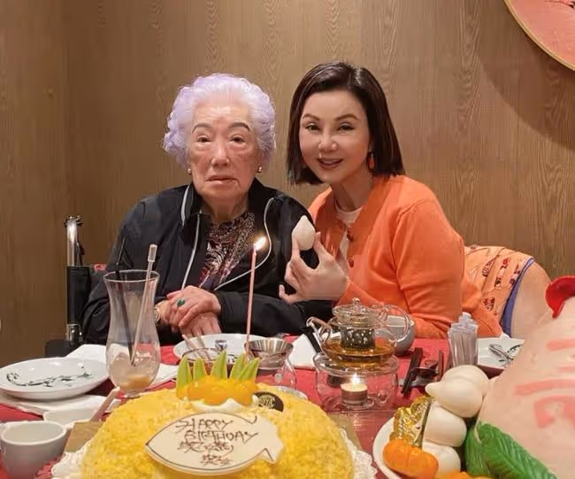 林建岳老母97歲大壽,與前兒媳謝玲玲合影感情好,拒絕兒子再娶