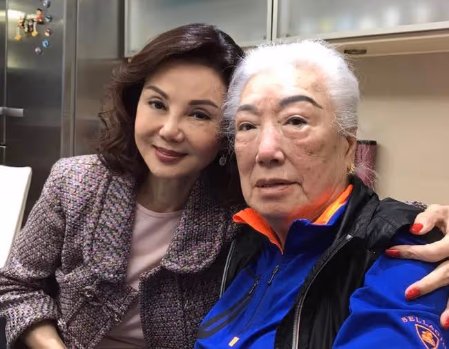 林建岳老母97歲大壽,與前兒媳謝玲玲合影感情好,拒絕兒子再娶