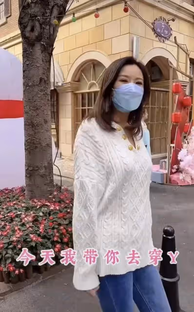 50歲TVB女星露天商演,穿漢服熱情伴舞,與周慧敏前任同框似隔代