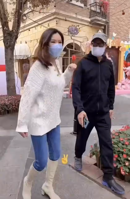 50歲TVB女星露天商演,穿漢服熱情伴舞,與周慧敏前任同框似隔代