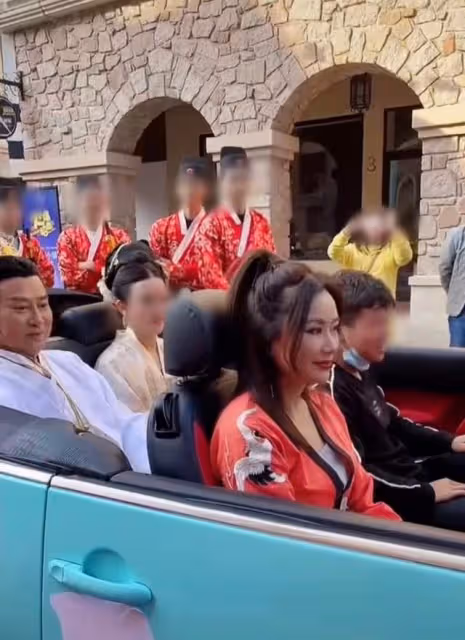 50歲TVB女星露天商演,穿漢服熱情伴舞,與周慧敏前任同框似隔代