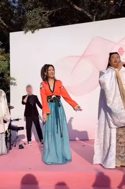 50歲TVB女星露天商演,穿漢服熱情伴舞,與周慧敏前任同框似隔代