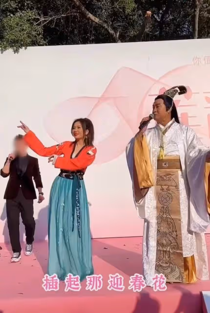 50歲TVB女星露天商演,穿漢服熱情伴舞,與周慧敏前任同框似隔代