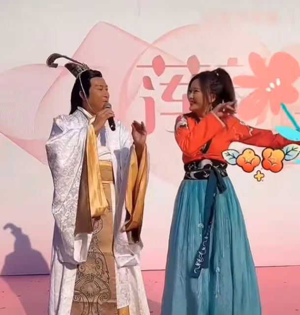 50歲TVB女星露天商演,穿漢服熱情伴舞,與周慧敏前任同框似隔代