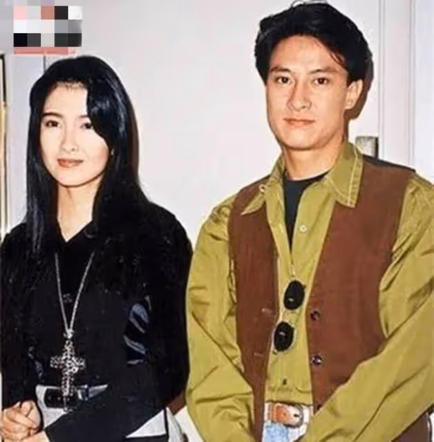 50歲TVB女星露天商演,穿漢服熱情伴舞,與周慧敏前任同框似隔代