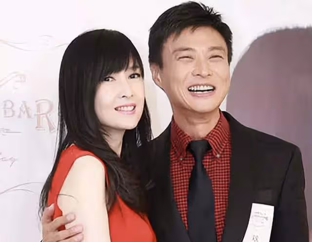 50歲TVB女星露天商演,穿漢服熱情伴舞,與周慧敏前任同框似隔代