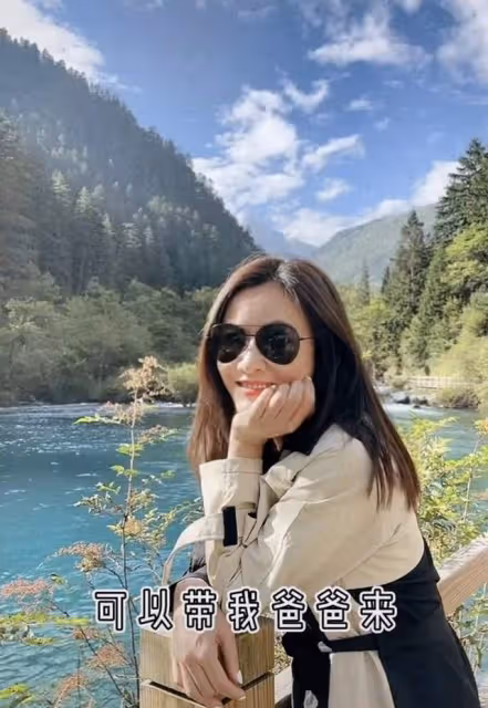 50歲TVB女星露天商演,穿漢服熱情伴舞,與周慧敏前任同框似隔代