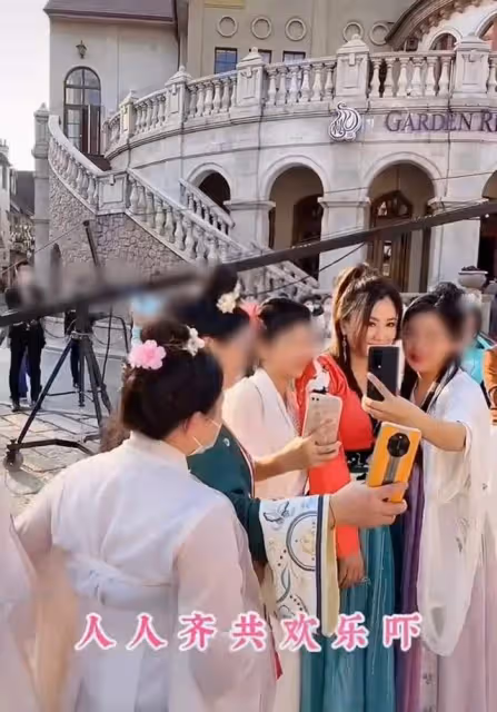 50歲TVB女星露天商演,穿漢服熱情伴舞,與周慧敏前任同框似隔代