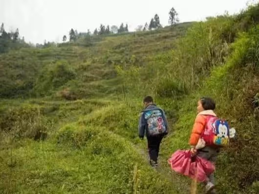 我遠嫁外地,親媽和繼母各陪嫁我十萬,我卻退給親媽十萬