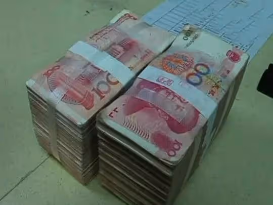 我遠嫁外地,親媽和繼母各陪嫁我十萬,我卻退給親媽十萬