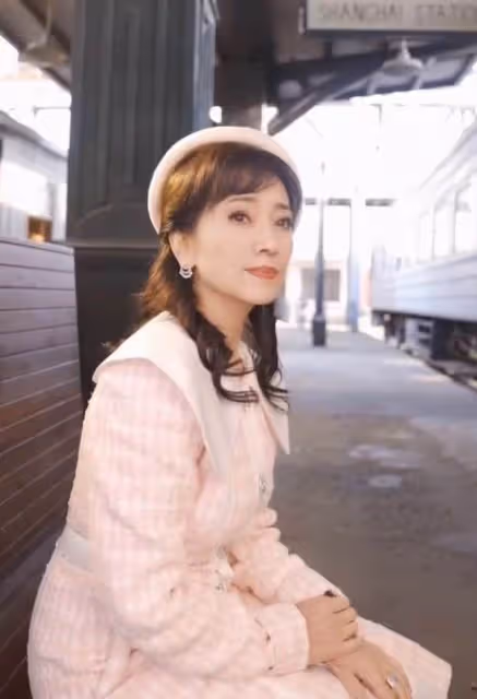 68歲趙雅芝再扮馮程程,穿粉色洋裝秀小蠻腰,時隔41年容顏未改