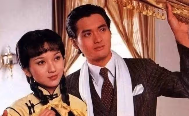 68歲趙雅芝再扮馮程程,穿粉色洋裝秀小蠻腰,時隔41年容顏未改