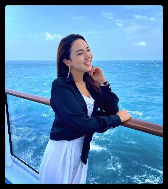 25歲港姐被求婚成功!鑽戒大到反光唯美浪漫,此前因失業被迫轉行
