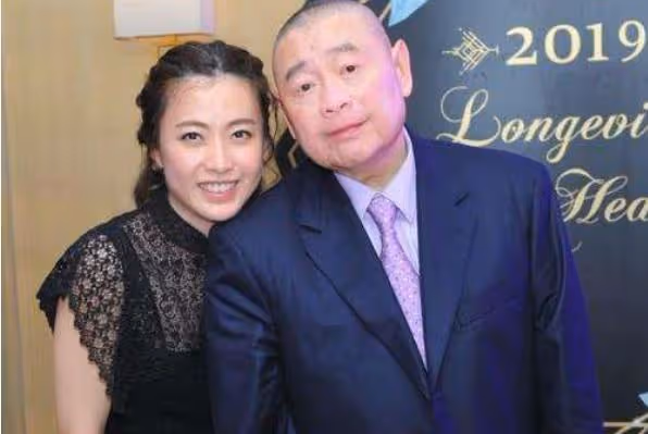 晚宴成修羅場?李嘉欣何超瓊甘比三任同時赴宴,牽出豪門恩怨情史