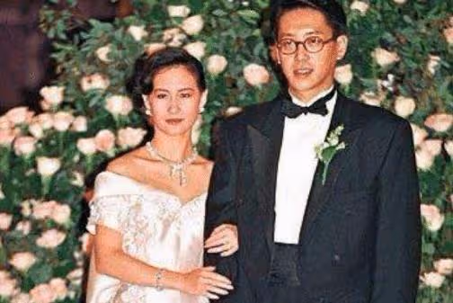 晚宴成修羅場?李嘉欣何超瓊甘比三任同時赴宴,牽出豪門恩怨情史