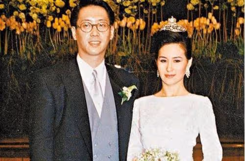 晚宴成修羅場?李嘉欣何超瓊甘比三任同時赴宴,牽出豪門恩怨情史