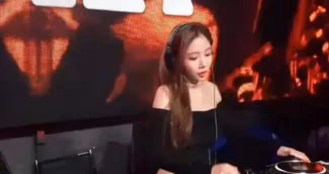 我老公和小姨子睡了,安監控後,我親眼看到她們在我的床上做那事