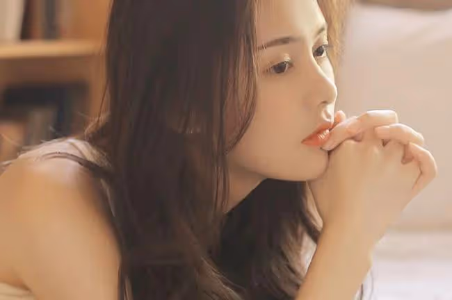 我老公和小姨子睡了,安監控後,我親眼看到她們在我的床上做那事