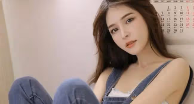 我被一個男人撲倒,他兇狠地拉過我的腳踝,趴在我的身上向我索吻