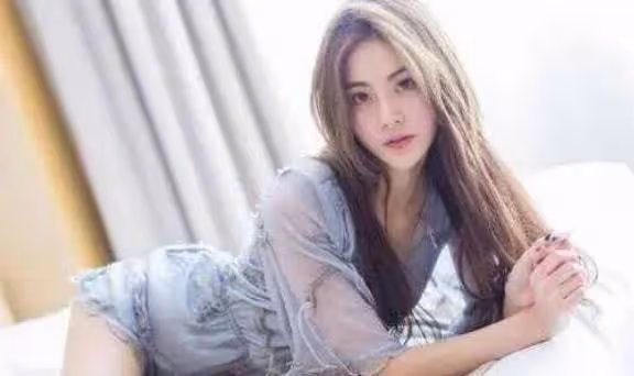 我被一個男人領去開房，剛進門我上身被環住，一陣熱氣在脖子環繞