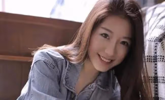 和婆婆去看房,開門撞見男友在和他嫂子在床上互相索取,小臉通紅