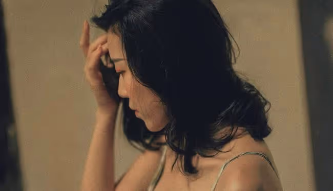 和婆婆去看房,開門撞見男友在和他嫂子在床上互相索取,小臉通紅