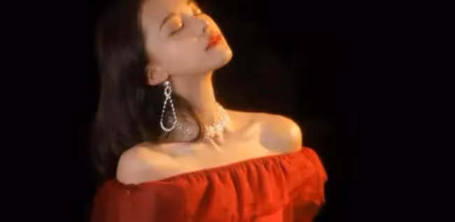和婆婆去看房，開門撞見男友在和他嫂子在床上互相索取，小臉通紅