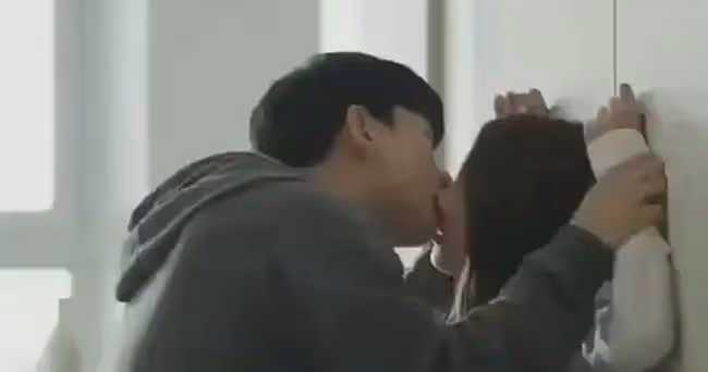看見我和別的男人約會，他將我拉回家裡，按在牆上盡情索取