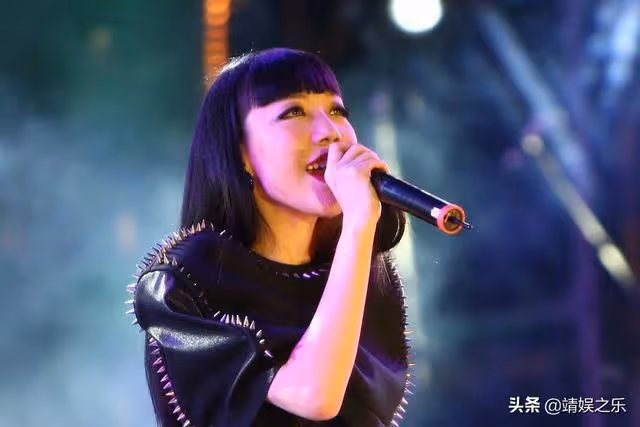資本棄兒吳莫愁,在線求工作的甦醒:過氣藝人如今只剩尷尬和心酸