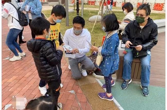 霍啟剛帶郭晶晶母子街頭拉選票,霍啟山現身幫忙,戴口罩難掩帥氣