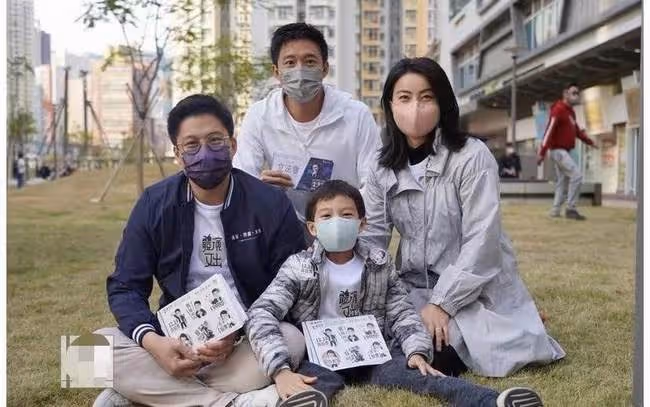 霍啟剛帶郭晶晶母子街頭拉選票,霍啟山現身幫忙,戴口罩難掩帥氣