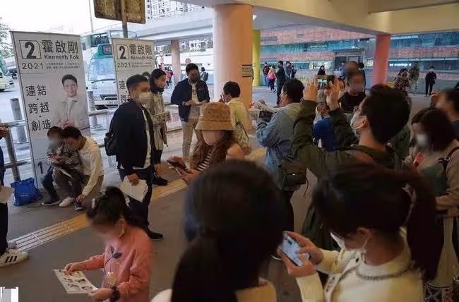 霍啟剛帶郭晶晶母子街頭拉選票,霍啟山現身幫忙,戴口罩難掩帥氣
