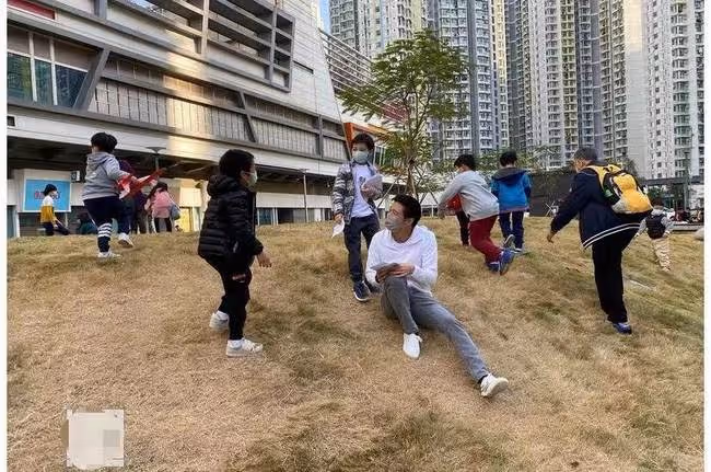 霍啟剛帶郭晶晶母子街頭拉選票,霍啟山現身幫忙,戴口罩難掩帥氣