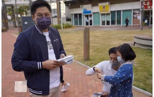 霍啟剛帶郭晶晶母子街頭拉選票,霍啟山現身幫忙,戴口罩難掩帥氣