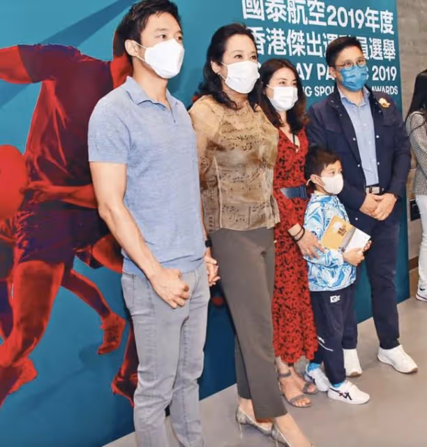 霍啟剛帶郭晶晶母子街頭拉選票,霍啟山現身幫忙,戴口罩難掩帥氣