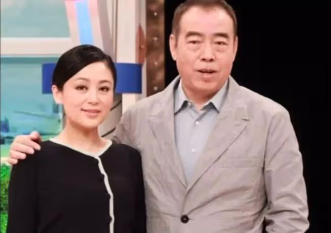 毛阿敏老公猝死細節曝光!生前壓力大愛抽菸,陳凱歌夫婦幫忙治喪