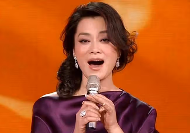 毛阿敏老公猝死細節曝光!生前壓力大愛抽菸,陳凱歌夫婦幫忙治喪