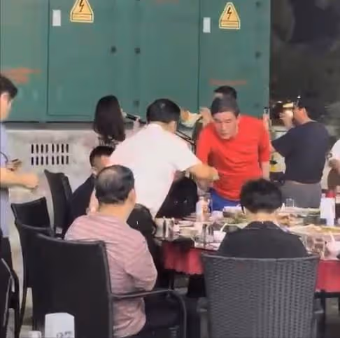 毛阿敏老公猝死細節曝光!生前壓力大愛抽菸,陳凱歌夫婦幫忙治喪