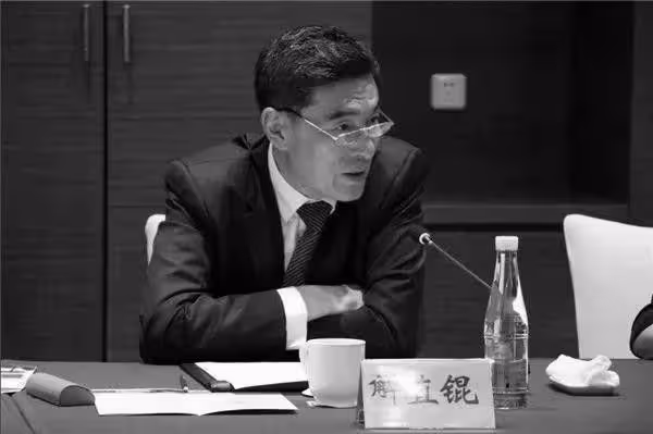 毛阿敏老公猝死細節曝光!生前壓力大愛抽菸,陳凱歌夫婦幫忙治喪