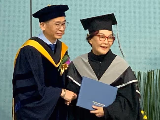 恭喜!74歲胡錦碩士畢業,曾經2度患癌,被醫生預言僅剩3年生命