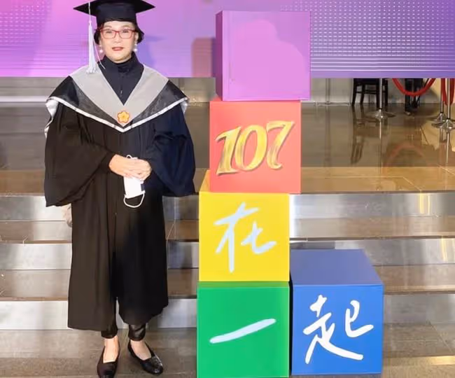 恭喜!74歲胡錦碩士畢業,曾經2度患癌,被醫生預言僅剩3年生命
