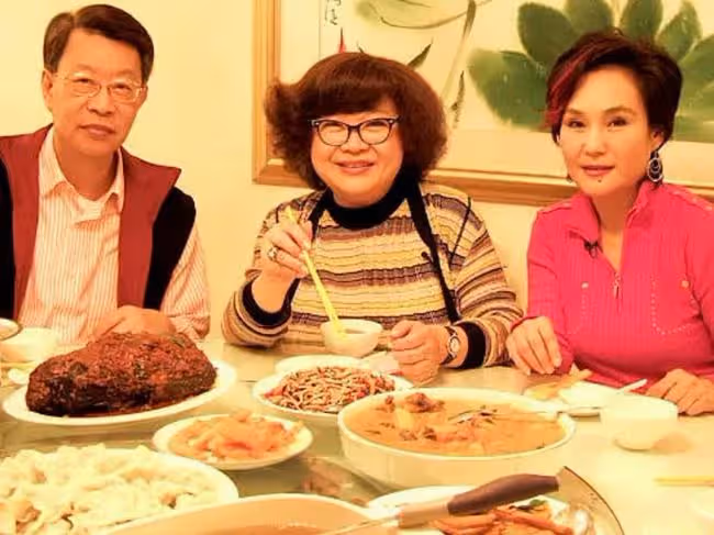 恭喜!74歲胡錦碩士畢業,曾經2度患癌,被醫生預言僅剩3年生命