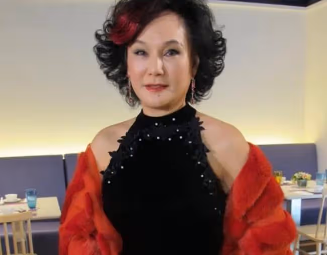 恭喜！74歲胡錦碩士畢業，曾經2度患癌，被醫生預言僅剩3年生命