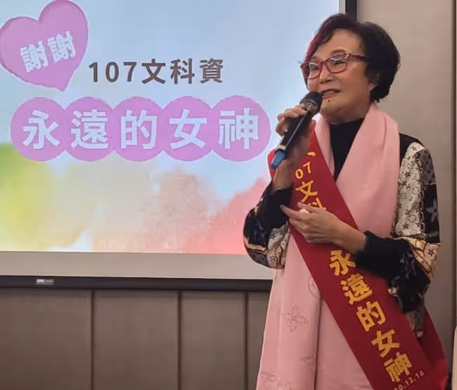 恭喜！74歲胡錦碩士畢業，曾經2度患癌，被醫生預言僅剩3年生命