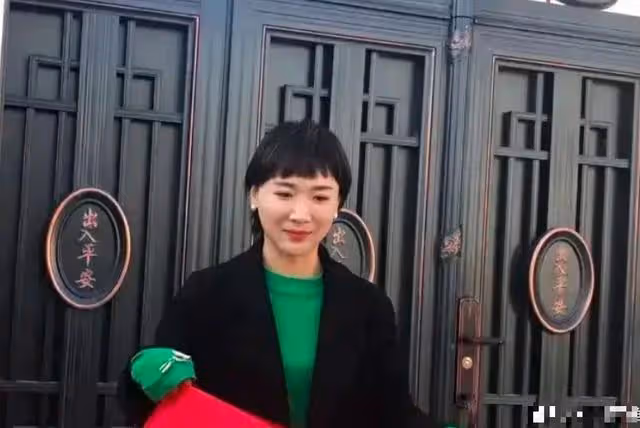 這村人真不消停,大衣哥家門口遭女子扯橫幅,喊話朱曉偉:娶我吧